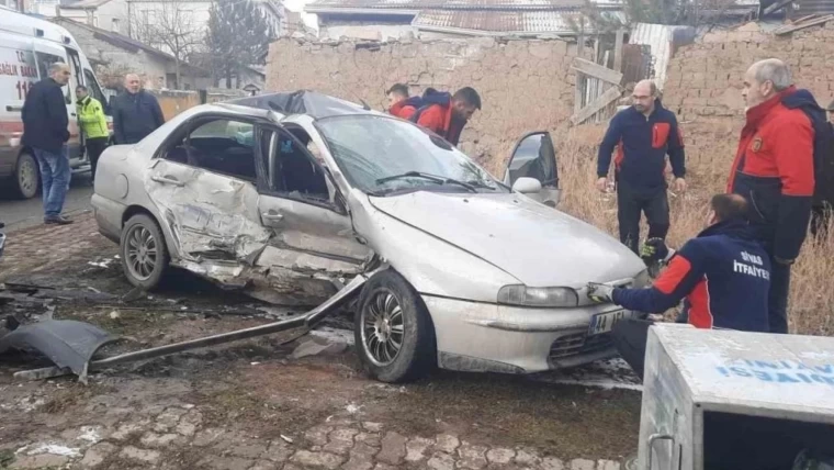 Kıbrıs'ta Kargo Minibüsü ile Otomobil Çarpıştı: 5 Yaralı